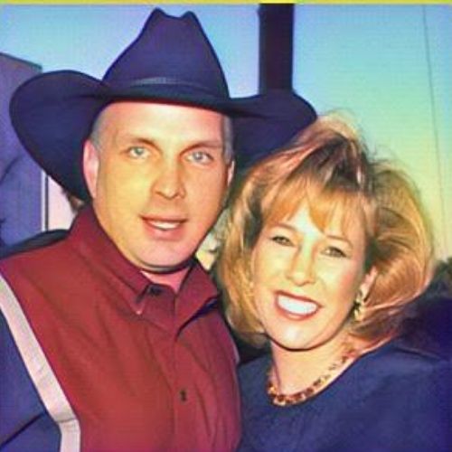 Garth Brooks had married to Sandy Mahl in May 24, 1986 and divorced in 2016. Both they have three children.